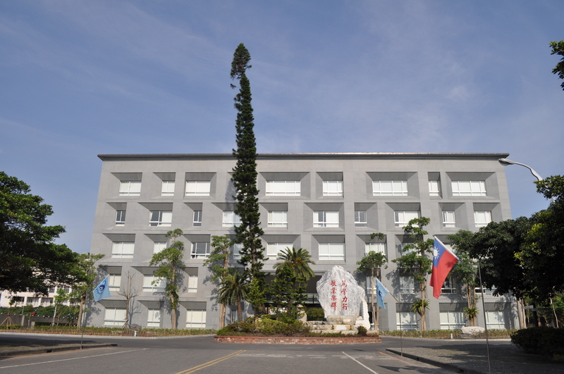 行政大樓與校樹